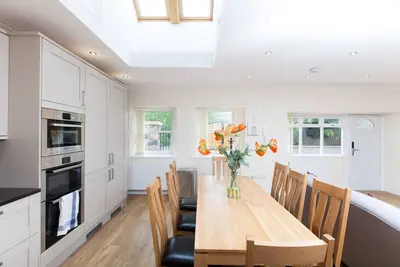 Image de Pass the Keys | Historic Stone Built 4 bedroom Cottage with private car park