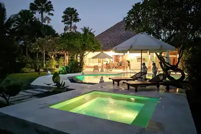Image de Villa Pantai: Villa de luxe sur la plage avec piscine, personnel, jacuzzi et centre de remise en forme