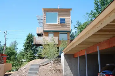 Image de La SkyHouse. Un nouveau contemporain organique organique construit surplombant le port