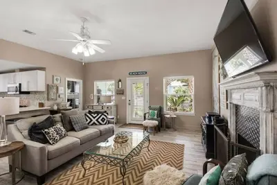 Image de ~ ÉTÉ Disponible ~ Nouvellement RÉNOVÉ avec Hotub, piscine, près de la plage + avantages Vip Gratuits!