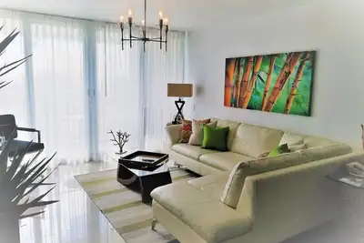 Image de Magnifique Bain 2bd / 2 Sur La Plage! Apt Designer. Lux! Meilleur Emplacement.