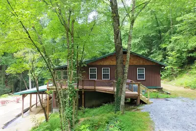 Image de Cabane isolée entourée de montagnes, de cascades, de la faune et de 50 000 acres