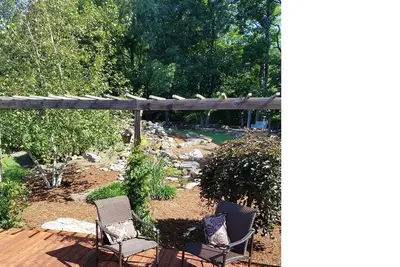 Image de Maison privée entourée de terrains de jeu de l'état dans la petite crique