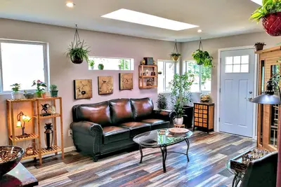 Image de Reconnectez-vous ~ Détendez-vous ~ Ressourcez-vous ~ Explorez ~ Escapade sur l'avenue Larch