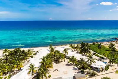 Une retraite parfaite: plage de sable blanc, eau chaude des Caraïbes! Par CaymanVacation