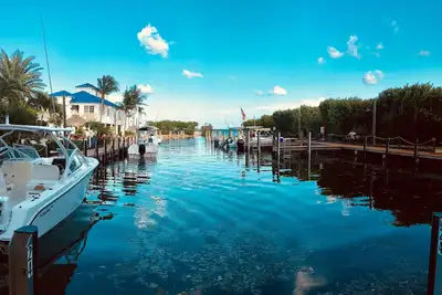Image de Le plaisir d'été vous attend! Propre et confortable avec vue sur le dessus. . . Votre maison loin de chez vous!
