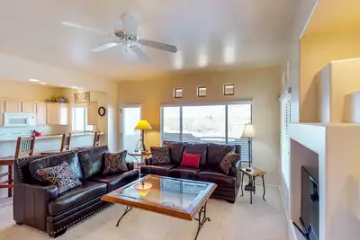 Image de Nouvelle Liste! Condo spacieux et chien-friendly avec piscine partagée et un bain à remous!