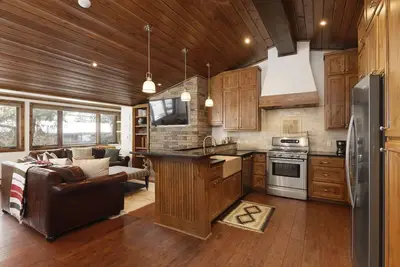 Image de Moderne Downtown Mountainside 3br Appartement w / piscine, bain Ă remous, WiFi gratuit, Ă Aspen pour 9 personnes Great Locat