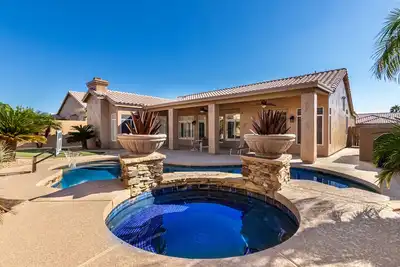 Image de Maison de villégiature de luxe, Arrowhead Glendale, Piscine / Spa / Spa, Table de billard et foyer