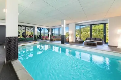 Image de Piscine intérieure, espace bien-être, et terrasse au coeur des Vosges