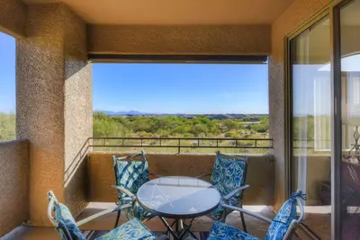 Image de Condo ouvert et lumineux avec piscine partagée, bain à remous et vue panoramique!