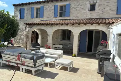 Image de Propriété tout confort avec piscine privée dans jardin clos équipée pour 10 pers