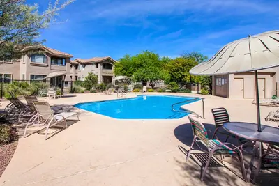 Image de Condo chien-amical avec de nouveaux meubles, piscine partagée et bain à remous!