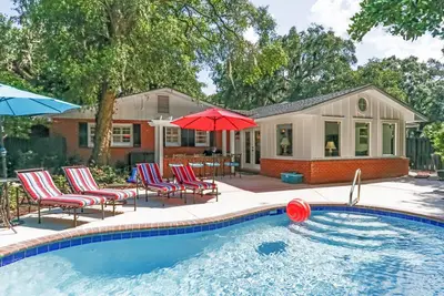 Maison spacieuse, fraîchement rénovée, très bien situé, Piscine PRIVÉE
