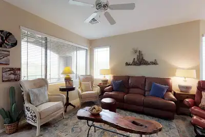 Image de Vue sur la montagne dans ce condo avec piscine et bain à remous partagés!