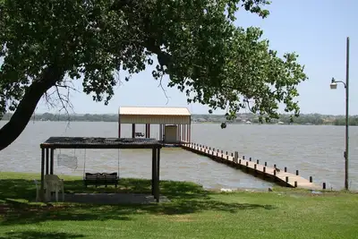 Image de Lakefront Log Home sur 1. 5 acres fermées avec 130 chênes de soixante pieds!