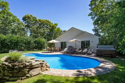 Image de Hamptons Haven avec des vues sereines! Piscine chauffée et bain à remous! Salle de jeux. Wifi