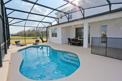 Image de Luxe 5 Chambres \\ 5 Bath, 2 Master Suites, Salle de jeux, Wifi gratuit, piscine. 10 min de Disney