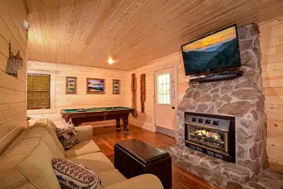 Plus de 700 $ en billets gratuits, romantique, table de billard, bain à remous, jacuzzi en cœur, Internet, Gatlinburg / Pf