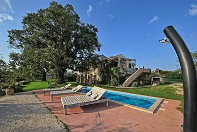 Image de Villa 6 chambres récemment rénovée avec piscine et sauna à proximité de superbes plages