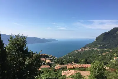 Image de Appartement exclusif avec vue imprenable sur le lac et terrasse