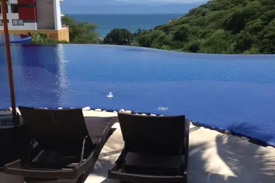 Image de Le luxe à son meilleur. Plage privée. 2 piscines à débordement, belle vue sur la baie!