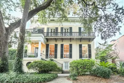 Image de Restez avec Lucky Savannah: Manoir du Sud sur Jones Street avec 2 places de parking