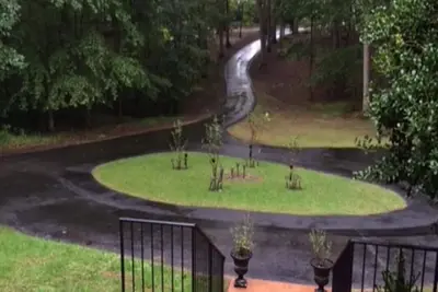 Image de Magnifique côté privé mclean à deux niveaux du parc Great Falls comme dans un cadre