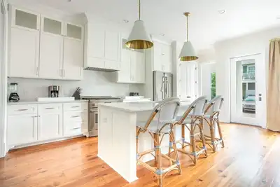 Image de Restez avec Lucky Savannah: Nouvelle maison en rangée près de la fontaine de Forsyth!