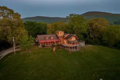 Image de Parfait pour les réunions de famille / Corp. Retraites! ! 2 cuisines-2 grandes chambres-RÉSERVEZ Maintenant! !