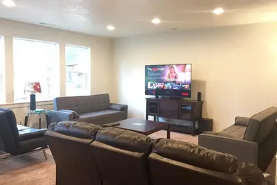 Image de Belle maison de 6 chambres et 3 salles de bains spécialement construite pour la location de vacances.