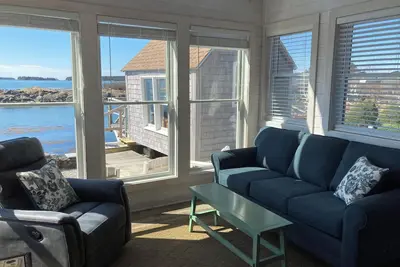 Image de Magnifiquement rénové Ocean Front Cottage avec des vues spectaculaires. .