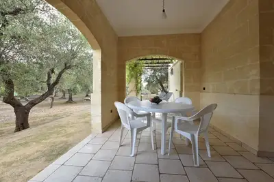 Image de Maison de campagne entourée d'oliviers des Pouilles.