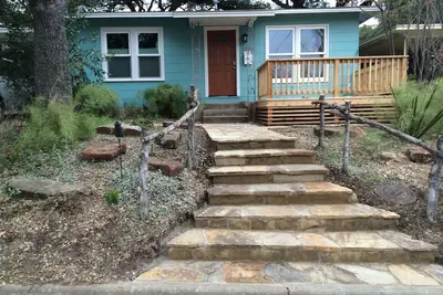 Image de Merveilleux 2/1 dans la région de Bouldin. Marcher à des remorques de nourriture, Zilker et Barton Springs!
