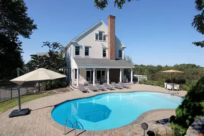 Image de Une vue imprenable sur Sandy Neck. . Détendez-vous cet été avec style et installez-vous au bord de la piscine!