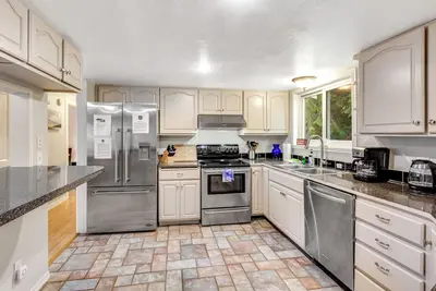 Image de Nouvelle Liste! Maison spacieuse et moderne w \/ pont et excellent emplacement près du lac et de la ville