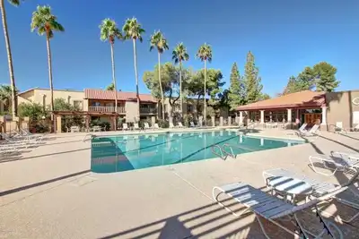 Image de Belle Premier étage 3 Bdrm, 2 Bath Condo In The Heart Of McCormick Ranch
