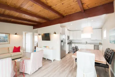 Image de Maison confortable de 2 chambres, vue sur l'océan, dans un quartier calme, à quelques minutes en voiture de la plage.