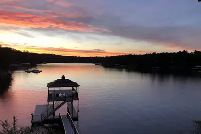Image de Beau lot de points avec toutes les commodités modernes! Petite promenade vers l'eau!