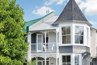 Image de Upper appartement de niveau rénové à un niveau élevé