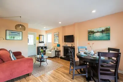 Image de Patio couvert w / vue; 2 rues de Park, Springs, Trails, River; 2 mi du centre-ville!