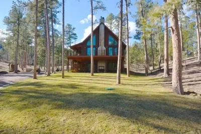 Image de Cabine ShadyPines dans les Black Hills avec bain à remous et situé au centre des attractions