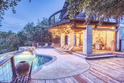 Image de Disponible! Hill Country Resort Style Spa / Pool-Sleeps 14 (20min Downtown)