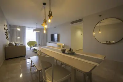 Image de Condo En Haut De Plage Avec Vue Sur L'OCÉAN / La Ville Dans Un Endroit Primaire