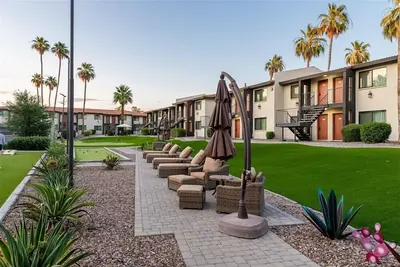 Image de Vivez l'été toute l'année au Scottsdale Park Suites! Réservez dès aujourd'hui!