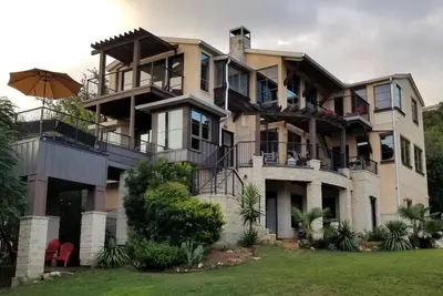 Image de Magnifiquement rénové (mai 2018) 3 étages tonnes de fenêtres avec vue sur le lac Travis