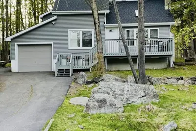 Image de Automne / Hiver dans les Poconos! Randonnée, ski, S’mores, parcs aquatiques intérieurs / plus!