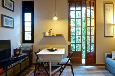 Image de Maison en Bois, une autre façon de voir la ville. Central et confortable.