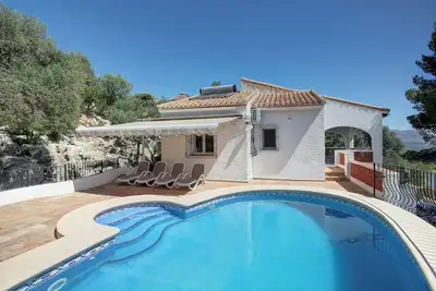 Image de Villa Avec Piscine Privée, Terrasse Et Véranda Avec Vue Sur La Mer.