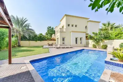 Image de Villa de luxe 4 chambres | Piscine privée | Vue sur le lac | À seulement 10 minutes de la marina de Dubaï